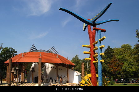 Hajdúszoboszló, a Harangház és festett jelfái-stock-foto