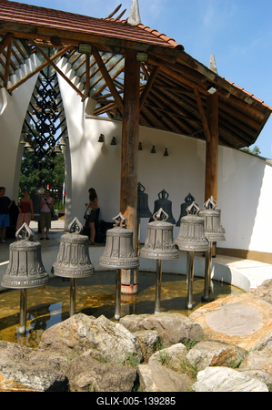 Hajdúszoboszló, a Harangház és festett jelfái-stock-foto