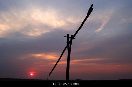 Hortobágy, gémeskút a nyári naplementében-stock-foto