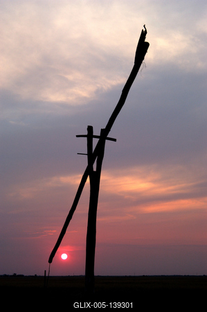 Hortobágy, gémeskút a nyári naplementében-stock-foto