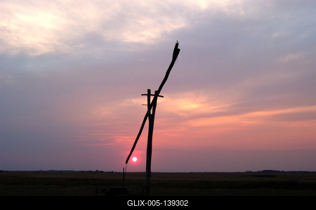 Hortobágy, gémeskút a nyári naplementében-stock-foto