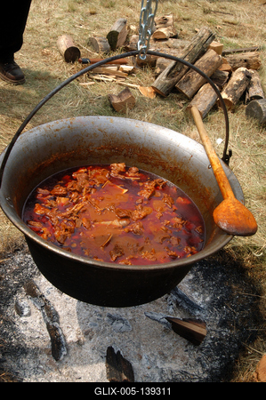 Készül a hortobágyi gulyás-stock-foto