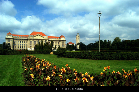 A Debreceni Egyetem főépülete-stock-foto