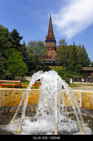 Miskolc, szökőkút a Petőfi téren (háttérben a Deszkatemplom)-stock-foto