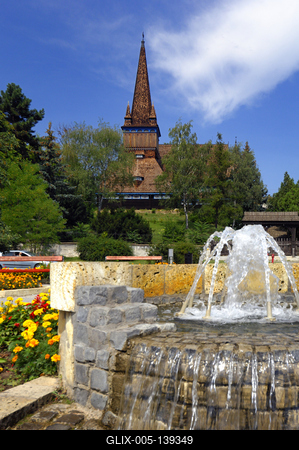 Miskolc, szökőkút a Petőfi téren (háttérben a Deszkatemplom)-stock-foto