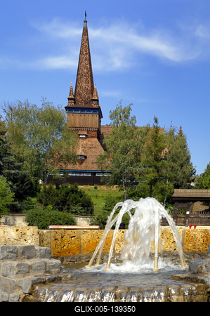 Miskolc, szökőkút a Petőfi téren (háttérben a Deszkatemplom)-stock-foto