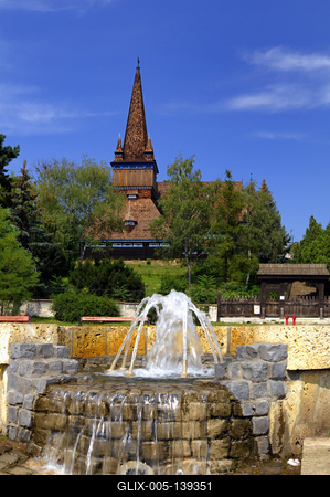 Miskolc, szökőkút a Petőfi téren (háttérben a Deszkatemplom)-stock-foto