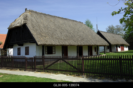Tájház (Talpasház) Nagydobszán-stock-foto