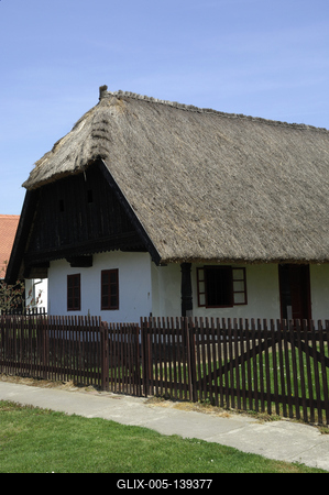 Tájház (Talpasház) Nagydobszán-stock-foto