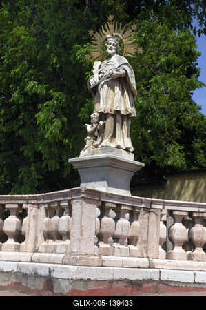 Mór, Nepomuki Szent János szobor-stock-foto