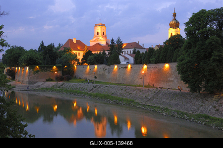 Győr, a Püspökvár látképe a Rába folyó partján-stock-foto