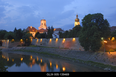 Győr, a Püspökvár látképe a Rába folyó partján-stock-foto