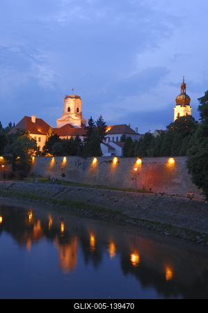Győr, a Püspökvár látképe a Rába folyó partján-stock-foto