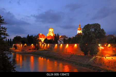 Győr, a Püspökvár látképe a Rába folyó partján-stock-foto