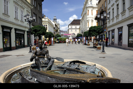 Győr, csónakos szobor a sétálóutca közepén-stock-foto