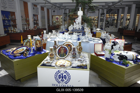 A Hollóházi Porcelángyár termékei a cég múzeumában-stock-foto