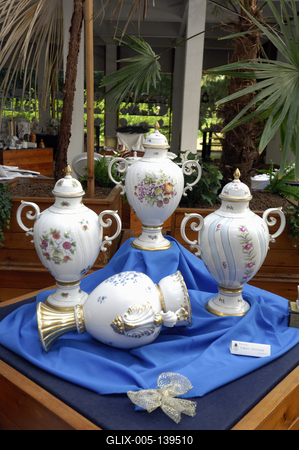 A Hollóházi Porcelángyár termékei a cég múzeumában-stock-foto