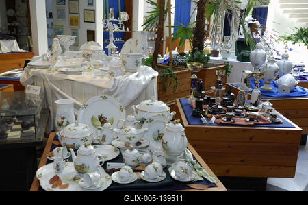 A Hollóházi Porcelángyár termékei a cég múzeumában-stock-foto