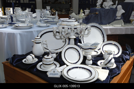 A Hollóházi Porcelángyár termékei a cég múzeumában-stock-foto