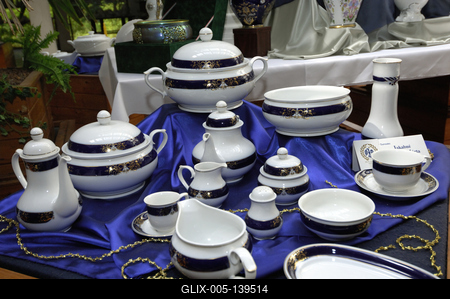 A Hollóházi Porcelángyár termékei a cég múzeumában-stock-foto