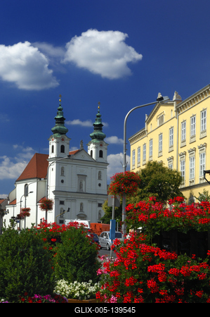 Sopron, a Domonkos templom a Széchenyi téren-stock-foto