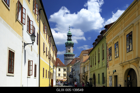 Sopron belvárosa a Tűztoronnyal-stock-foto