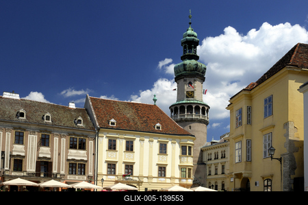 Sopron belvárosa a Tűztoronnyal-stock-foto