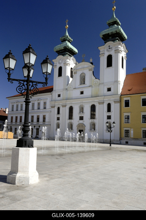 Győr, a Loyolai Szent Ignác Bencés templom a Széchenyi téren-stock-foto