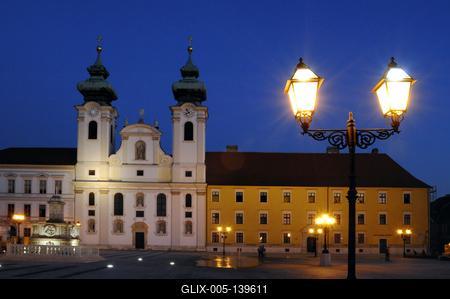 Győr, a Loyolai Szent Ignác Bencés templom a Széchenyi téren-stock-foto