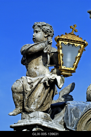 Sopron, a Mária-oszlop angyalai-stock-foto