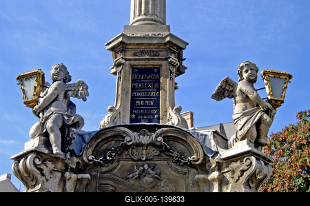 Sopron, a Mária-oszlop angyalai-stock-foto