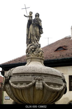 Sopron, Mária-kút az Orsolya téren-stock-foto