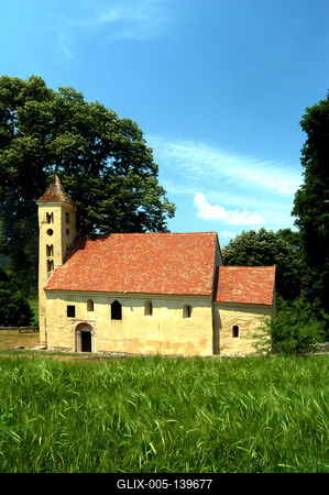 Mánfa, Árpád-kori Sarlós Boldogasszony templom-stock-foto