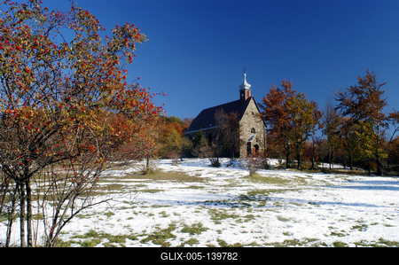A Három-falu temploma a Mátrában-stock-foto