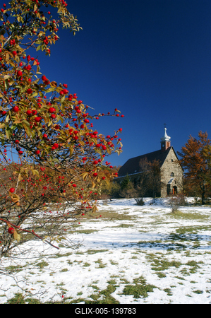 A Három-falu temploma a Mátrában-stock-foto