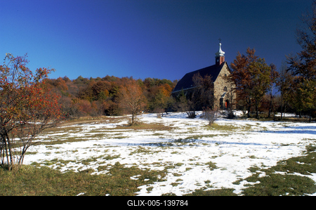 A Három-falu temploma a Mátrában-stock-foto