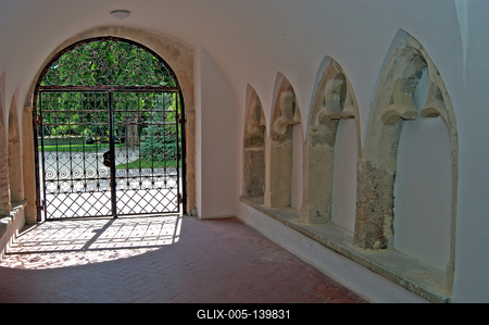 Győr, gótikus ülőfülkék a Püspökvár kapualjában-stock-foto