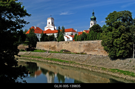 Győr, a Püspökvár látképe a Rába folyó partján-stock-foto