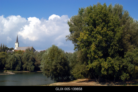Sárospatak, a Bodrog partja ősszel-stock-foto