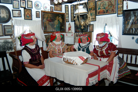 Matyó népviseletbe öltözött asszonyok a tardi tájházban-stock-foto