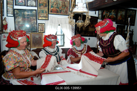 Matyó népviseletbe öltözött asszonyok a tardi tájházban-stock-foto
