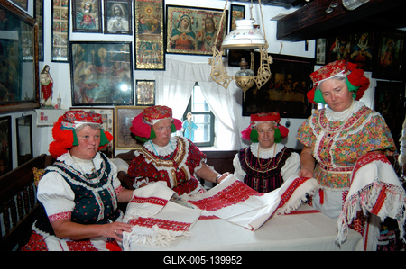 Matyó népviseletbe öltözött asszonyok a tardi tájházban-stock-foto