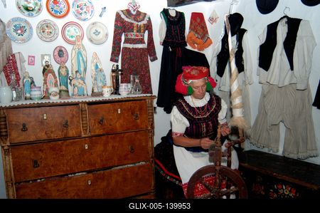 Matyó népviseletbe öltözött asszonyok a tardi tájházban-stock-foto