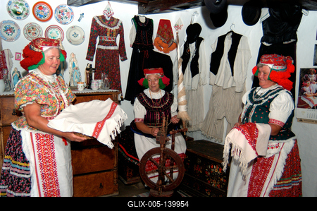 Matyó népviseletbe öltözött asszonyok a tardi tájházban-stock-foto