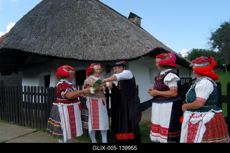 Matyó népviseletbe öltözött asszonyok a tardi tájházban-stock-foto