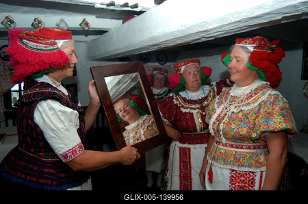 Matyó népviseletbe öltözött asszonyok a tardi tájházban-stock-foto