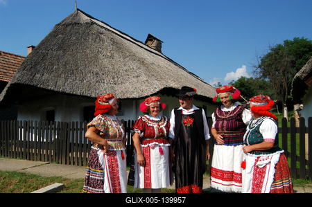 Matyó népviseletbe öltözött asszonyok a tardi tájházban-stock-foto