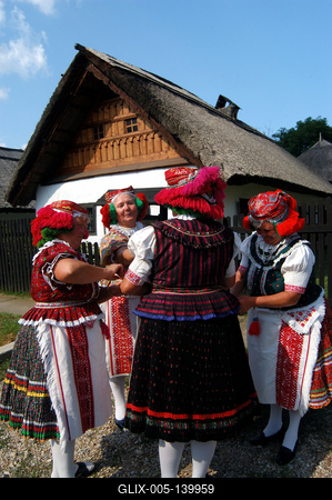 Matyó népviseletbe öltözött asszonyok a tardi tájházban-stock-foto