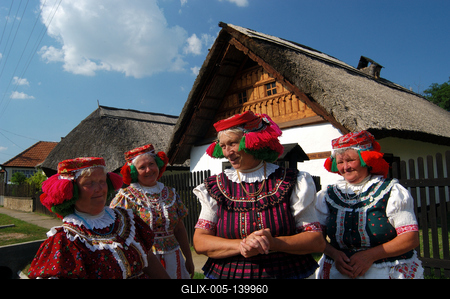 Matyó népviseletbe öltözött asszonyok a tardi tájházban-stock-foto