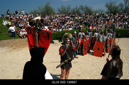 Tác, Flóra istennő ünnepe a Gorsium Régészeti Parkban-stock-foto